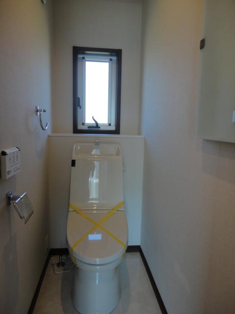 Toilet. 1 Building toilet. Comes is housed in the wall has become a convenient structure. 