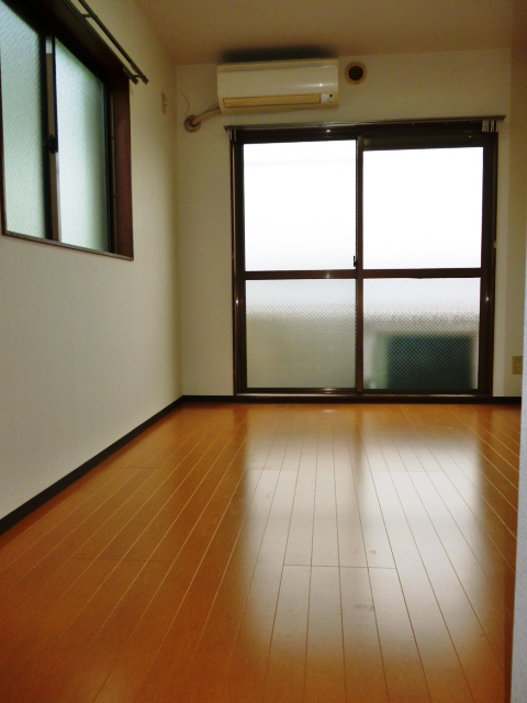 Living and room. Two-sided lighting Southeast Corner Room Quiet residential area