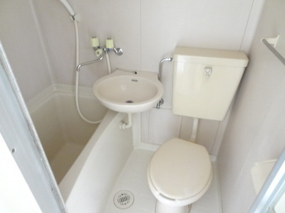 Bath. Easy-to-use unit bus in the shower sect. Also equipped with wash basin. 