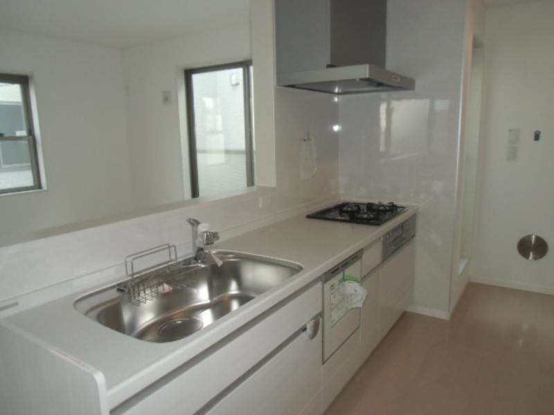 Kitchen. System kitchen, Dishwasher ・ It is also installed an integrated water purifier.