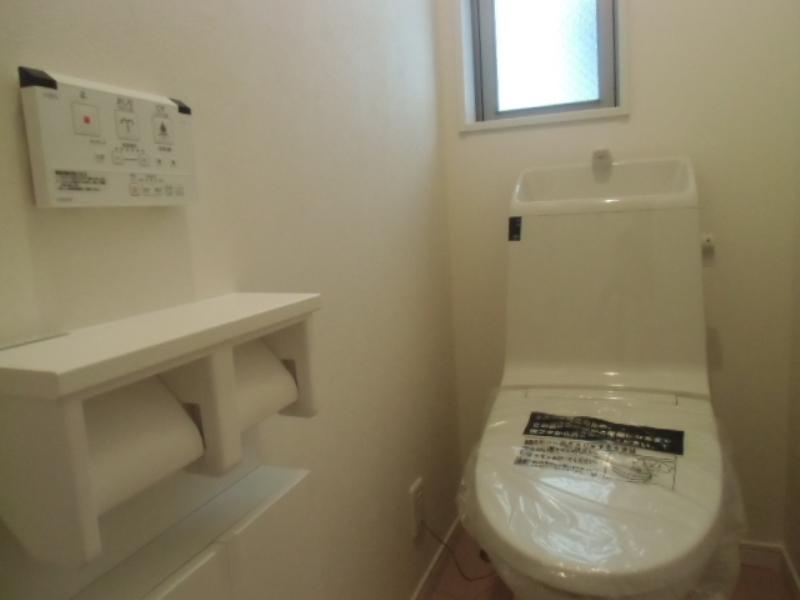 Toilet. Window with toilet with a bidet! Paper holder the two can be installed!