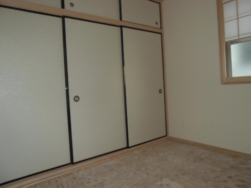 Non-living room. Japanese-style room has made a lot of storage. You can use your bedding and clothes rack, such as multi-function.