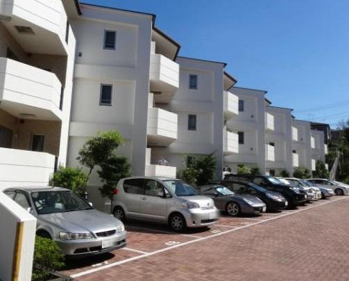 Local appearance photo. Heisei 15 years built a beautiful building.