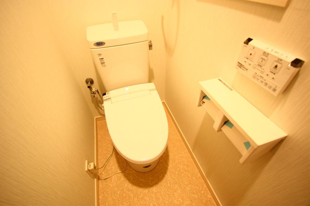 Toilet. Toilet on the first floor ・ Both second floor is with cleaning function.