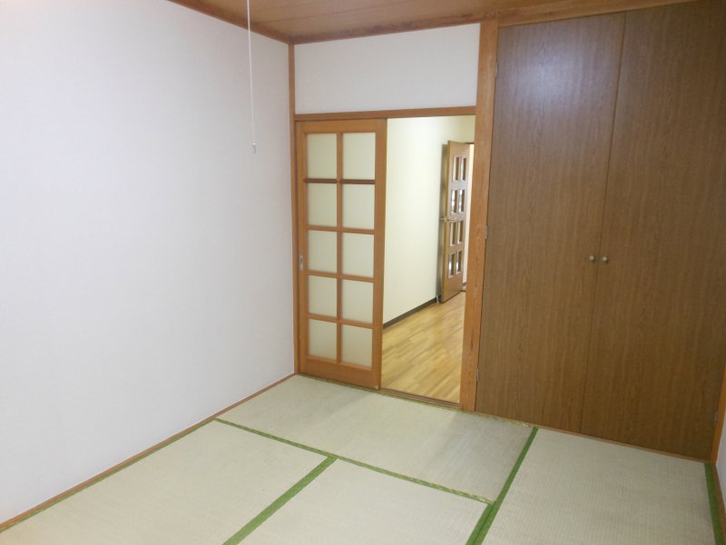 Other room space. Japanese-style kitchen side