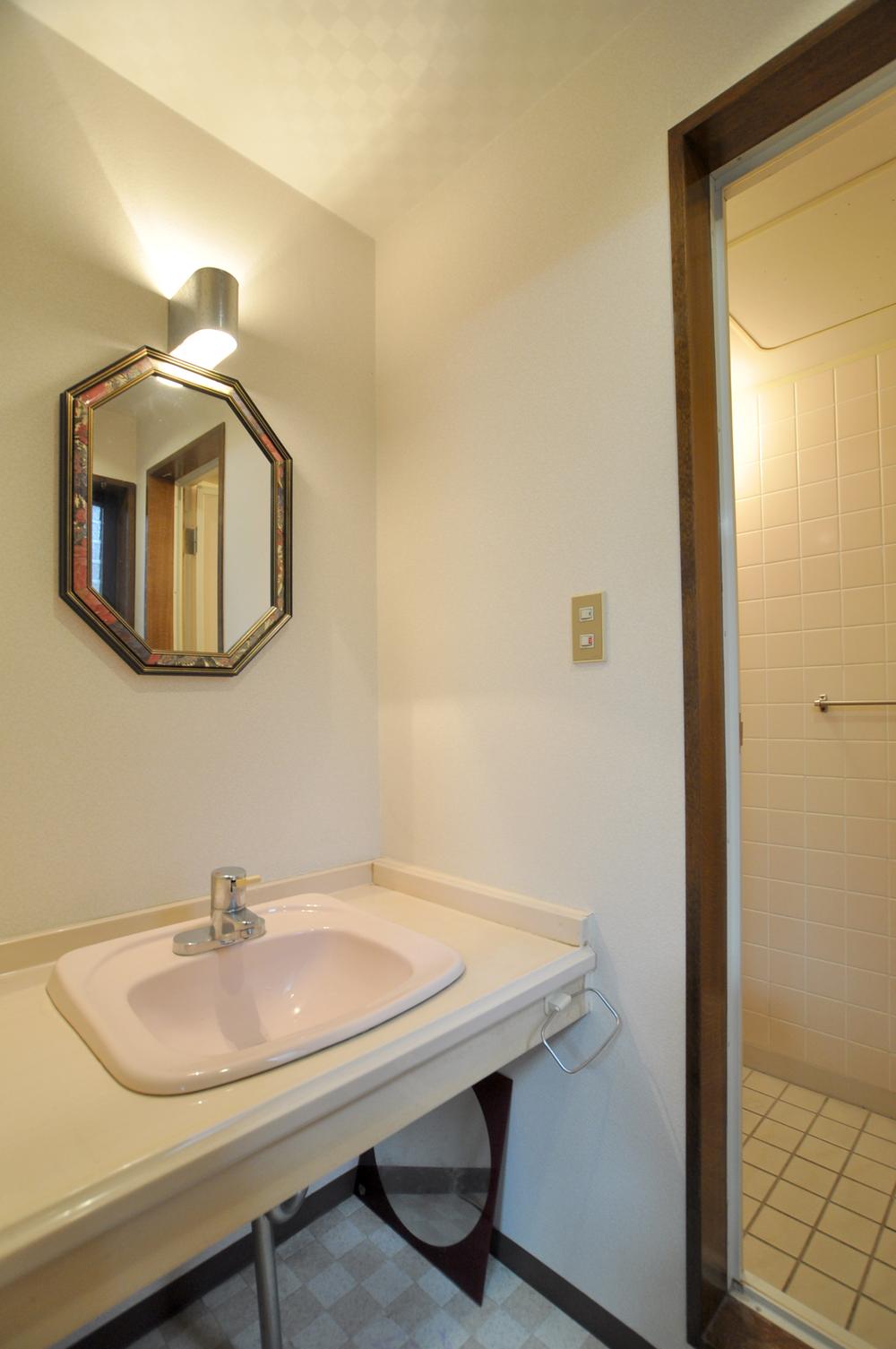 Wash basin, toilet. Indoor (11 May 2013) Shooting