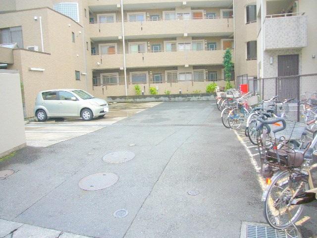 Parking lot. On-site flat 置駐 car parking and bicycle parking lot