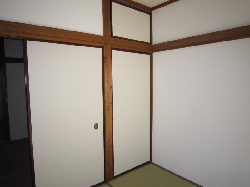 Receipt. Japanese-style room south of the storage (inverted type)