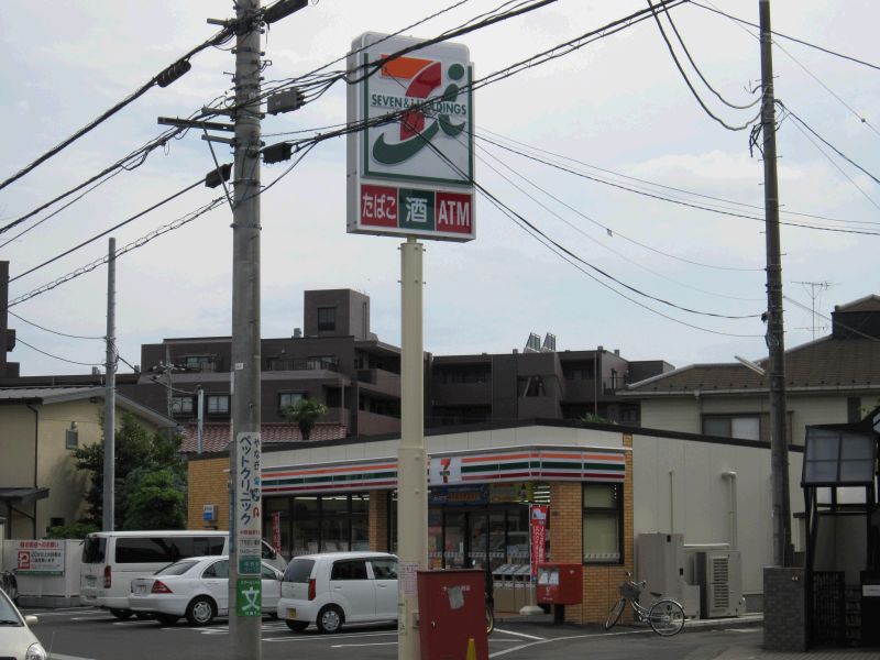 Convenience store. 625m to Seven-Eleven (convenience store)