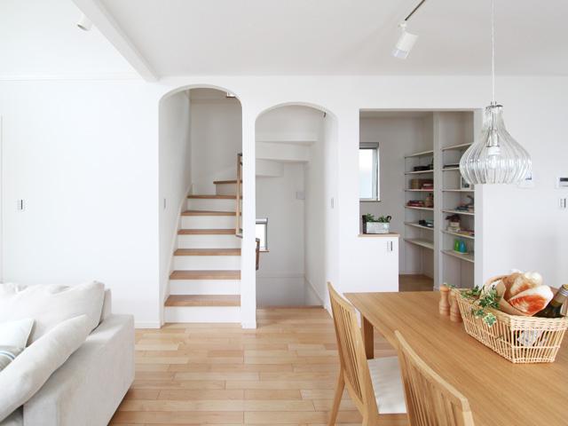 Living. (MH living) friendly woman, Interior of natural materials. And natural plaster, By the rounded design of the falling wall from the ceiling, It gives a friendly impression soft.
