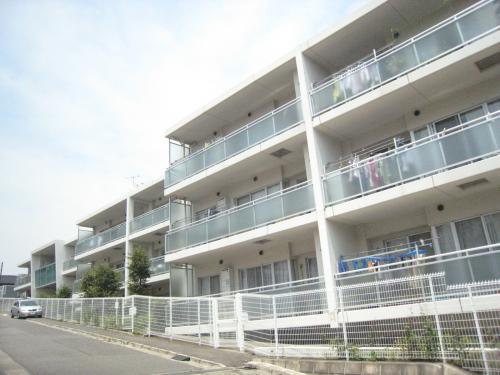 Local appearance photo. Odakyu Real Estate Co., Ltd. old sale September 2002 Built Impressive low-rise apartment is white outer wall
