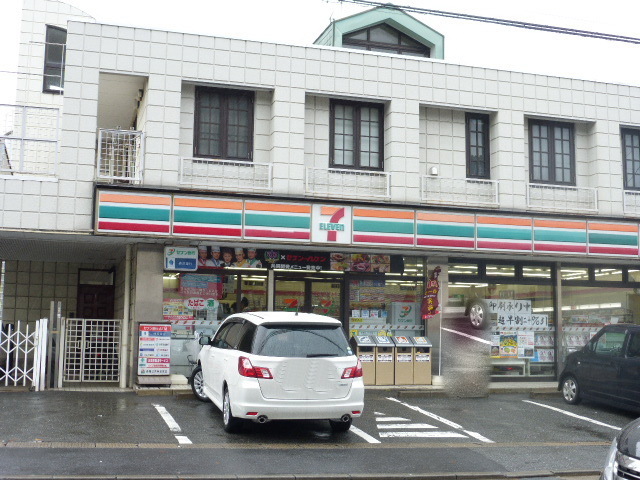 Convenience store. 230m to Seven-Eleven (convenience store)