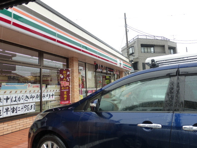 Convenience store. 500m to Seven-Eleven (convenience store)