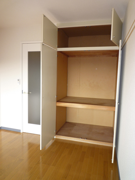 Receipt. With upper closet, Depth is also a storage capacity with plenty of closet