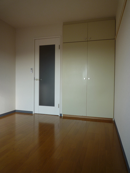 Other room space. There is a partition of the door I can not see the room from the front door