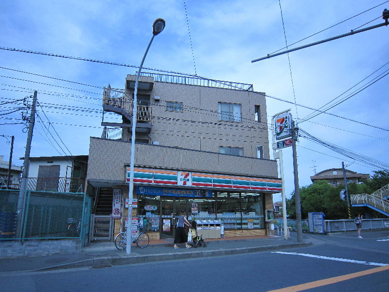 Convenience store. Seven-Eleven 500m to weir (convenience store)