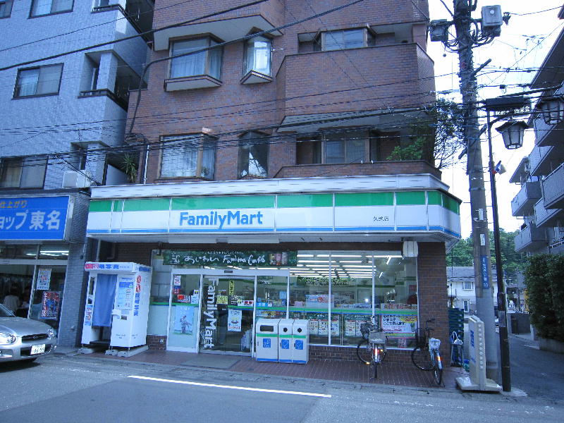 Convenience store. 700m to FamilyMart lottery (convenience store)