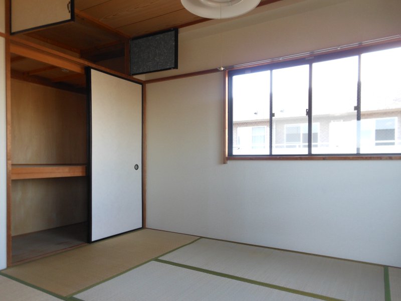 Other room space. Japanese-style room window storage side