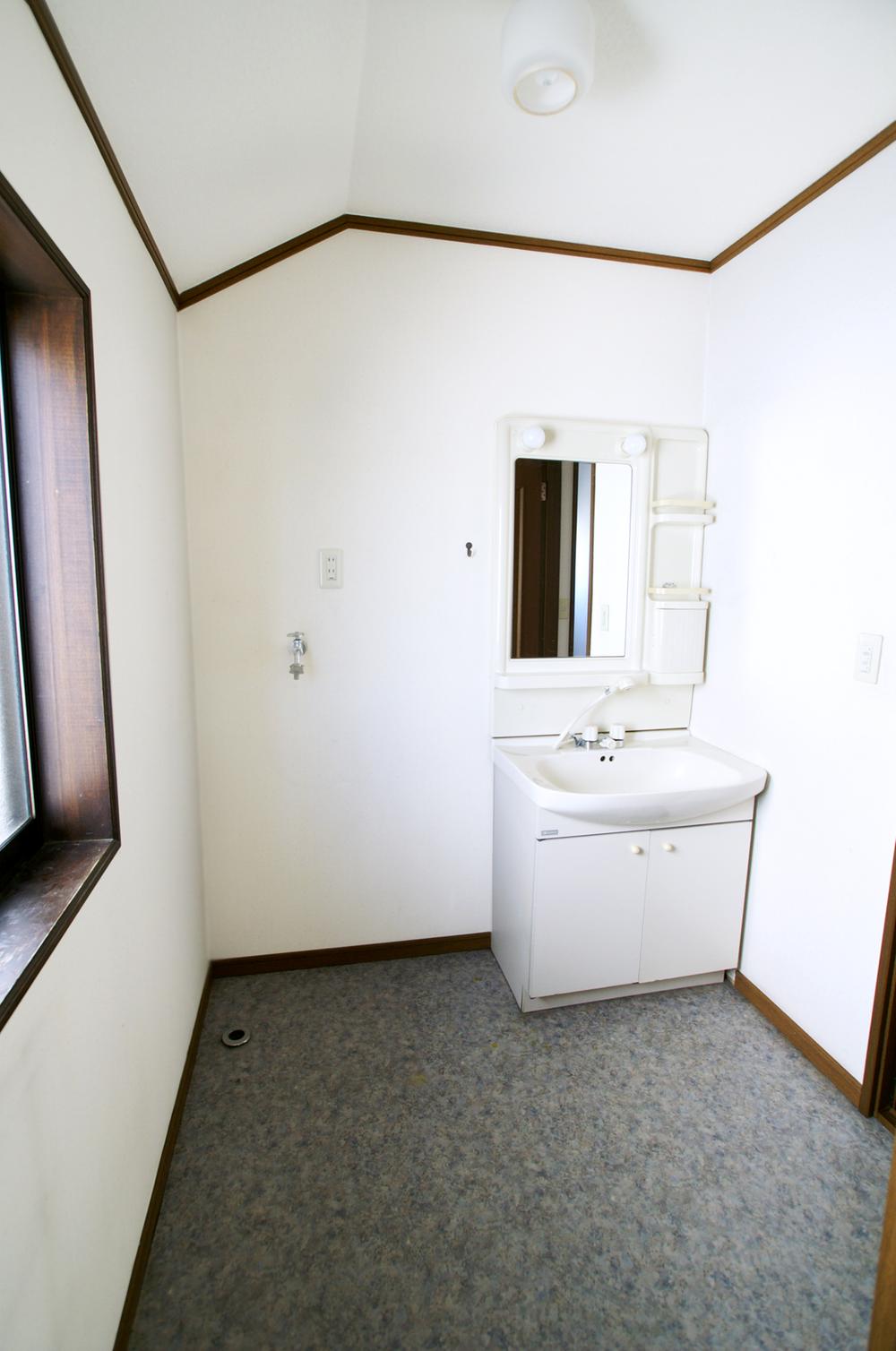 Wash basin, toilet. Indoor (10 May 2013) Shooting