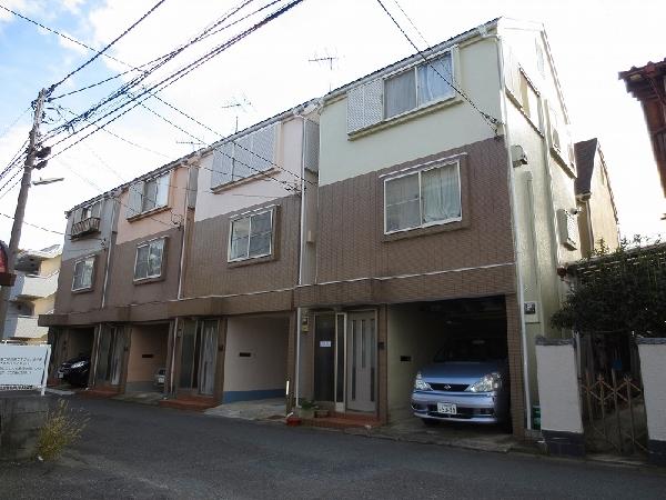 Local appearance photo. 4 buildings are two buildings counted from the right of the list.