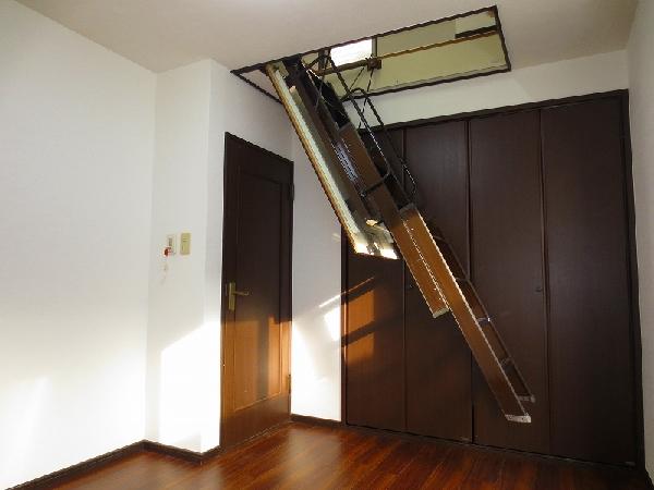 Non-living room. Opening and closing of the ceiling loft is a fully motorized. 