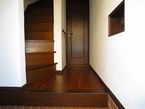 Other introspection. It is the inside of the sliding entrance door. Display space to the right wall.