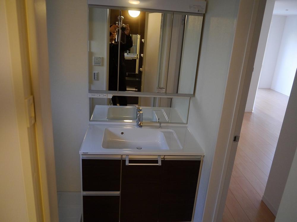 Wash basin, toilet. Dresser with three-sided mirror of wide 900