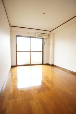 Living and room. Air conditioning is equipped with 2 groups in Western and Japanese-style room