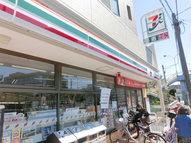 Convenience store. 800m to Seven-Eleven (convenience store)