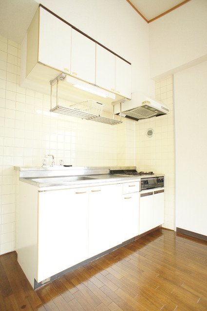 Kitchen. There is also a work space, Our cuisine Hakadori