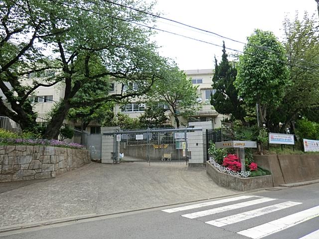 Junior high school. 960m to the Kawasaki Municipal Ikuta Junior High School