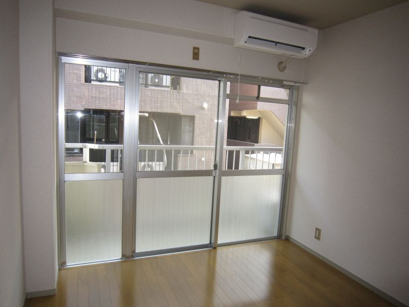 Balcony. Western-style veranda side