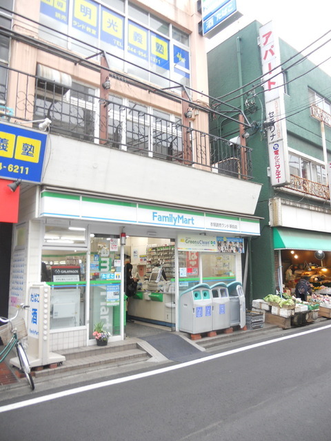 Convenience store. Family Mart (convenience store) to 400m