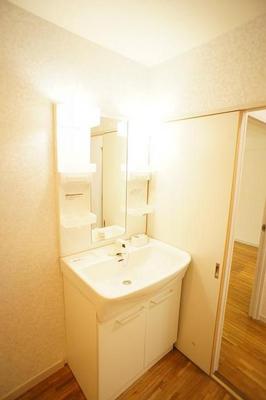 Washroom. Wash basin is an independent type! Effortlessly prepare for going out ☆