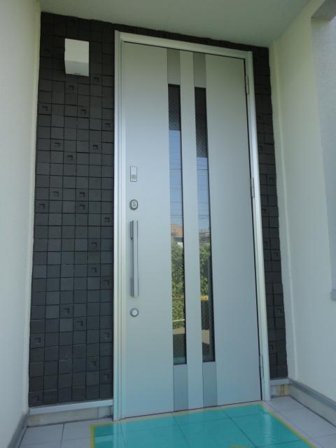 Entrance. 1 Building entrance door. Designed by the Building ・ Different color. 