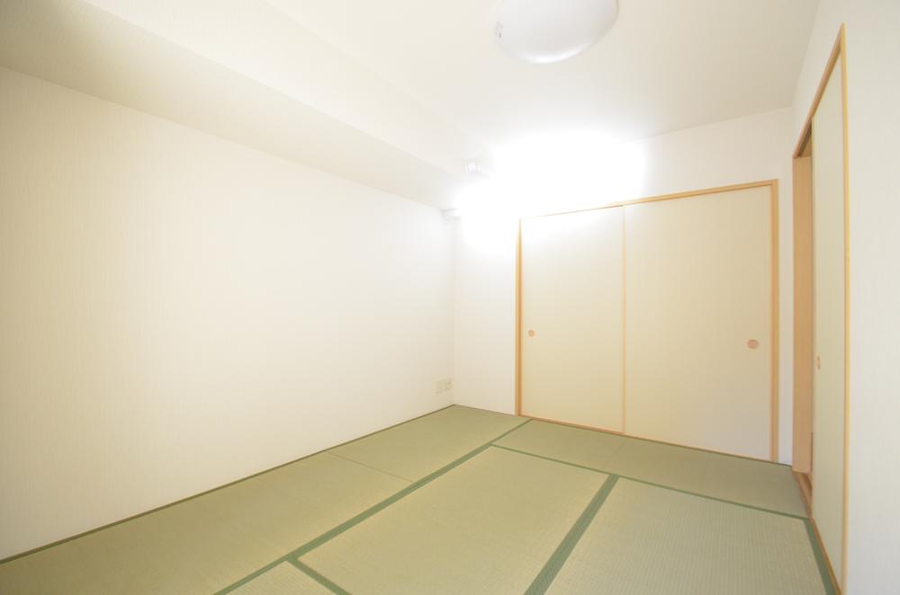 Non-living room. It will calm and there is a Japanese-style room ☆