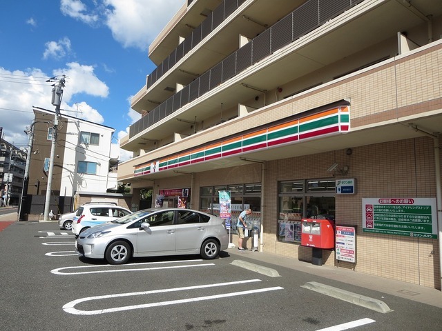 Convenience store. 250m to Seven-Eleven (convenience store)