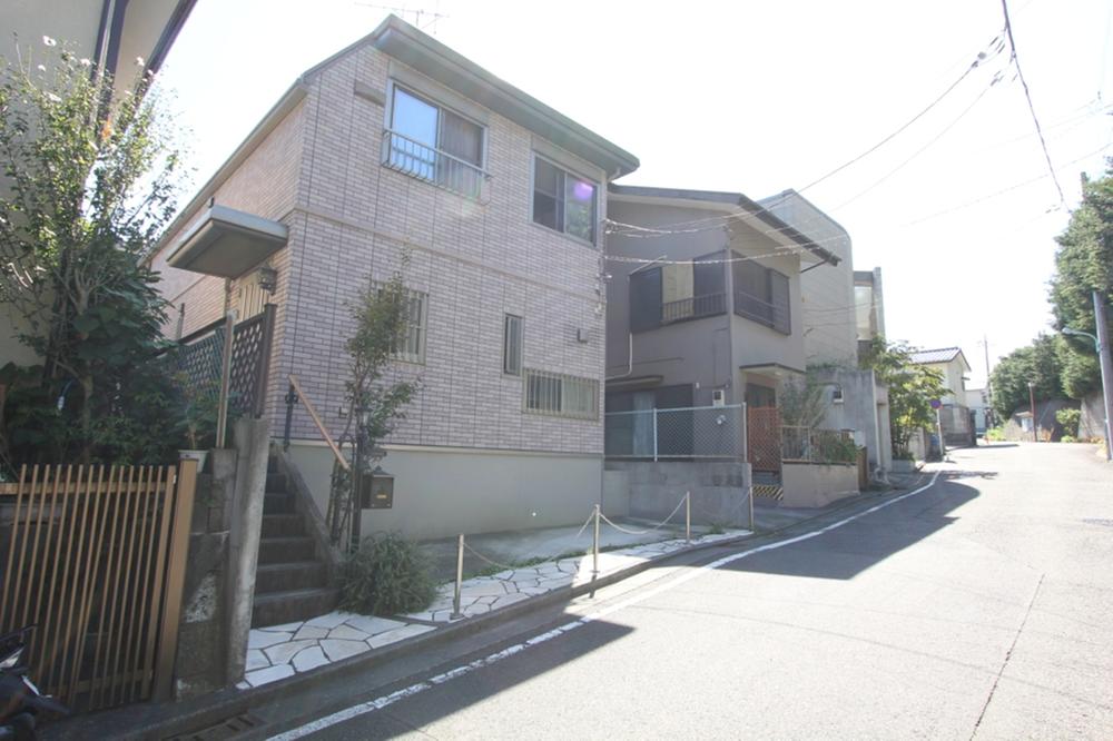 Local appearance photo. Width of front road is about 6.8m, There is a ventilation good sense of openness. 2013 September shooting