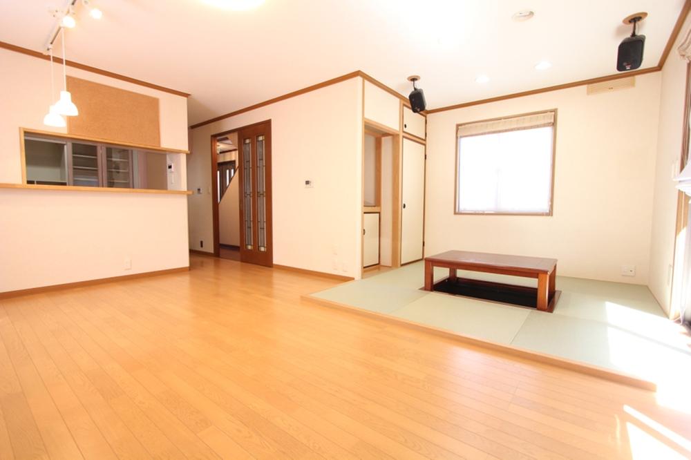 Living. There is in the living room is equipped with floor heating function, You can take advantage of as a space of family gatherings. 2013 September shooting