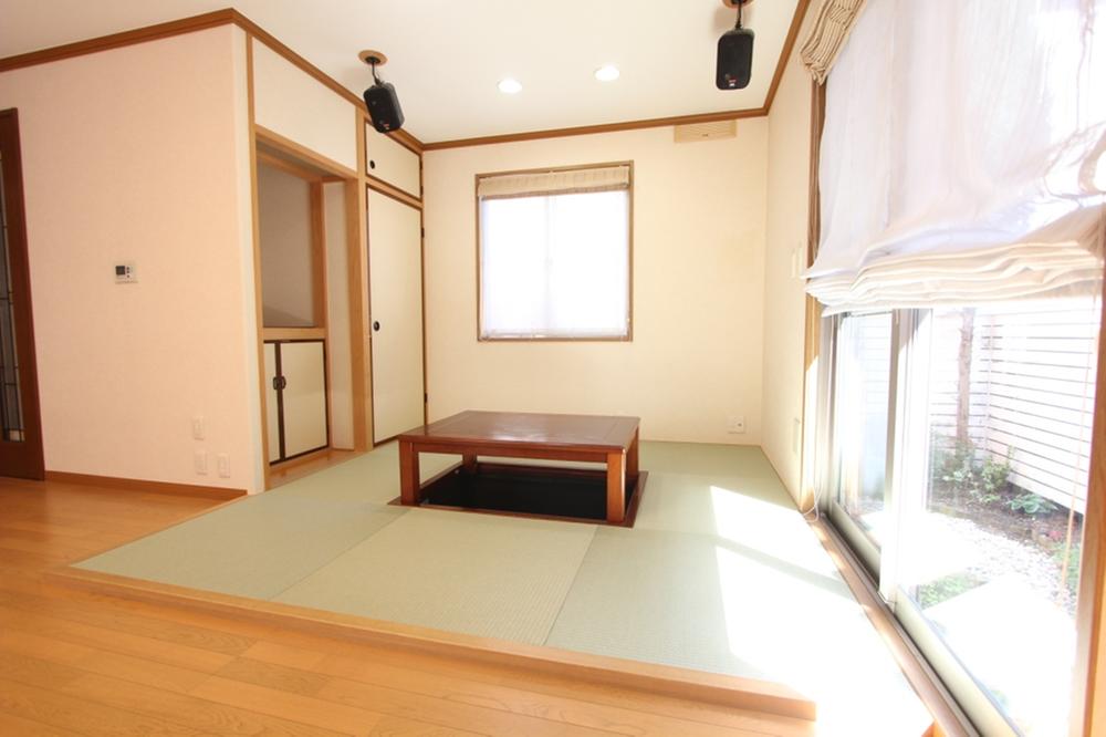 Non-living room. The approximately 4.5 Pledge of Japanese-style rooms located in the extension of the living room, There is a moat kotatsu. Also on the ceiling there is a speaker, You can also enjoy home theater. 2013 September shooting