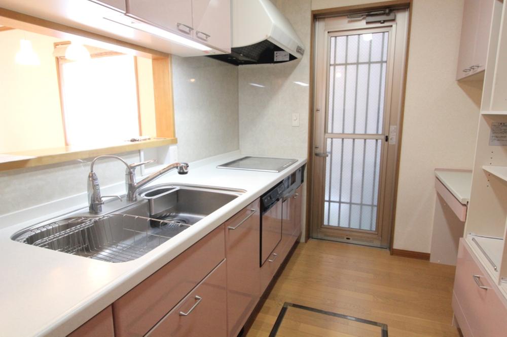 Kitchen. IH cooking heater. Care is simple, There is no worry of spills and going-out cook. Other, Dishwasher in the kitchen, Also Yes is equipped with a water purifier. 2013 September shooting