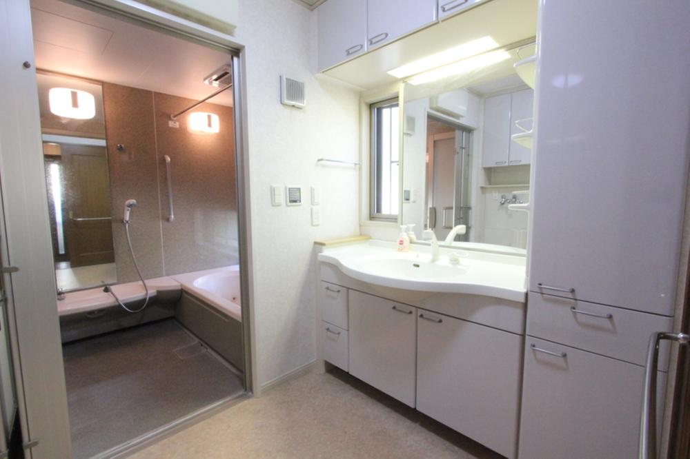 Wash basin, toilet. Bathrooms: The large bus of about 2 Pledge because it is equipped with Jacuzzi function, Heals the daily fatigue. Washroom: toilets that clean feeling that the white the keynote. 2013 September shooting