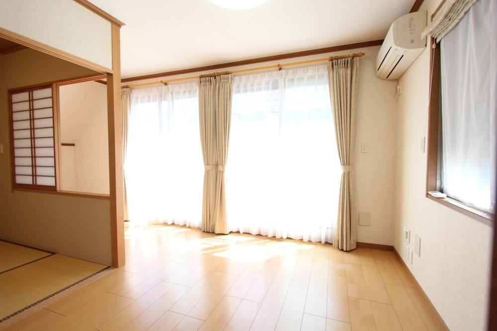 Non-living room. About 8 Pledge of 2 Kaiyoshitsu. Shutters is electric shutter specifications. 2013 September shooting