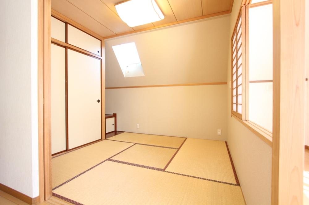 Non-living room. There is a top light to incorporate the lights on the second floor Japanese-style room of about 4.5 Pledge. 2013 September shooting