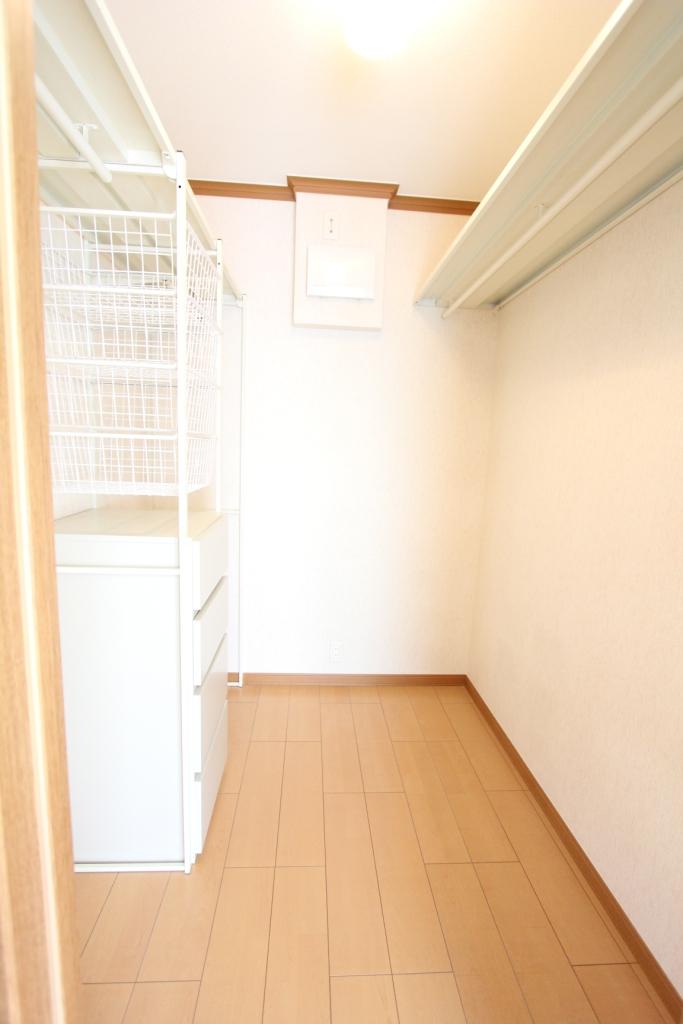 Other. Storeroom of about 2.5 Pledge is Yes and equipped. 2013 September shooting
