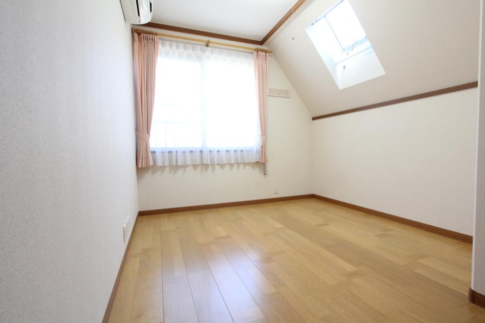 Non-living room. There is a skylight that can look at the sky on the second floor Western-style room of about 5 quires. 2013 September shooting