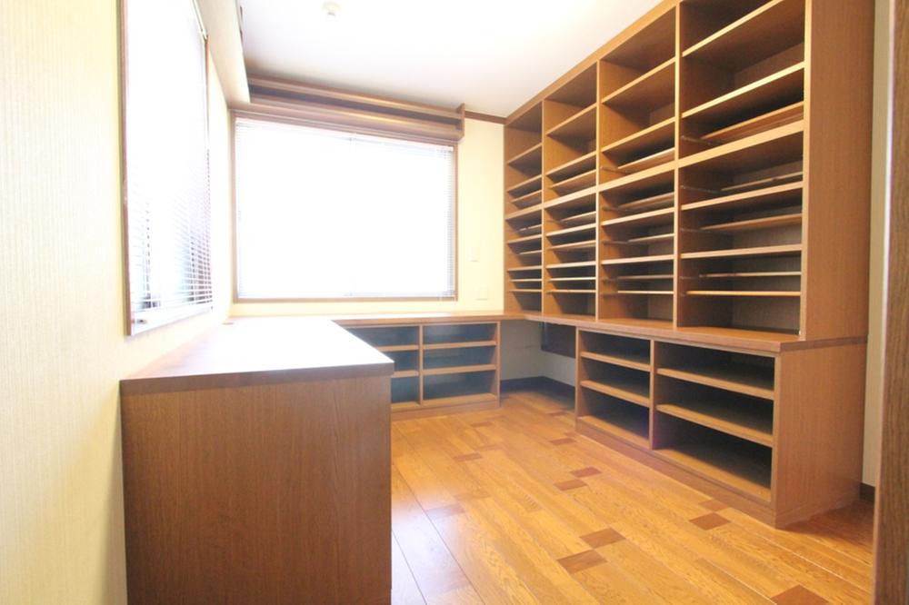 Non-living room. 2 Kaiyoshitsu shutters of about 5.8 quires that calm is the electric sash specification. 2013 September shooting