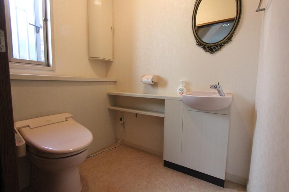 Toilet. First floor toilet is quires about 1.5, It is spacious space. 2013 September shooting