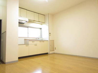 Living and room. Spacious dining kitchen! !