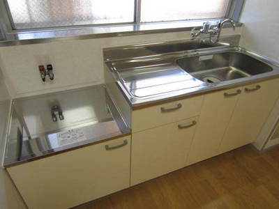 Kitchen. Is a convenient two-burner stove installation Allowed kitchen towards the self-catering school.